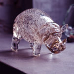стеклянная скульптура носорог моллирование
